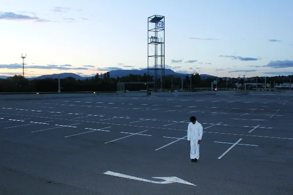 © Michael Michailov mracekno-standing-anytime04