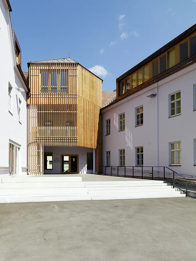 Josefinum Leoben, Kapelle und Haupthof zwischen den beiden Bestandgebäuden