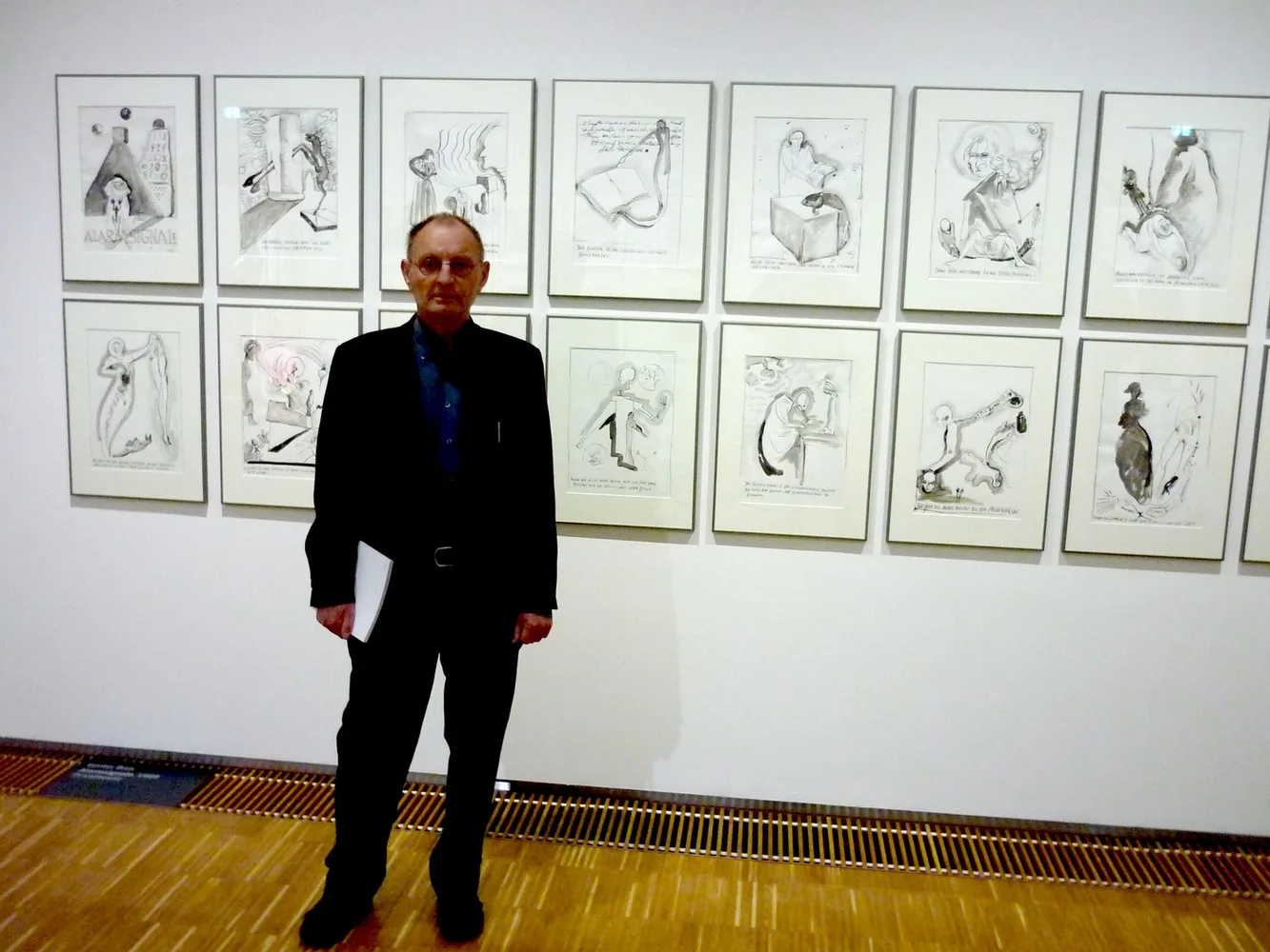 Günter Brus vor Alarmsignale, 1989