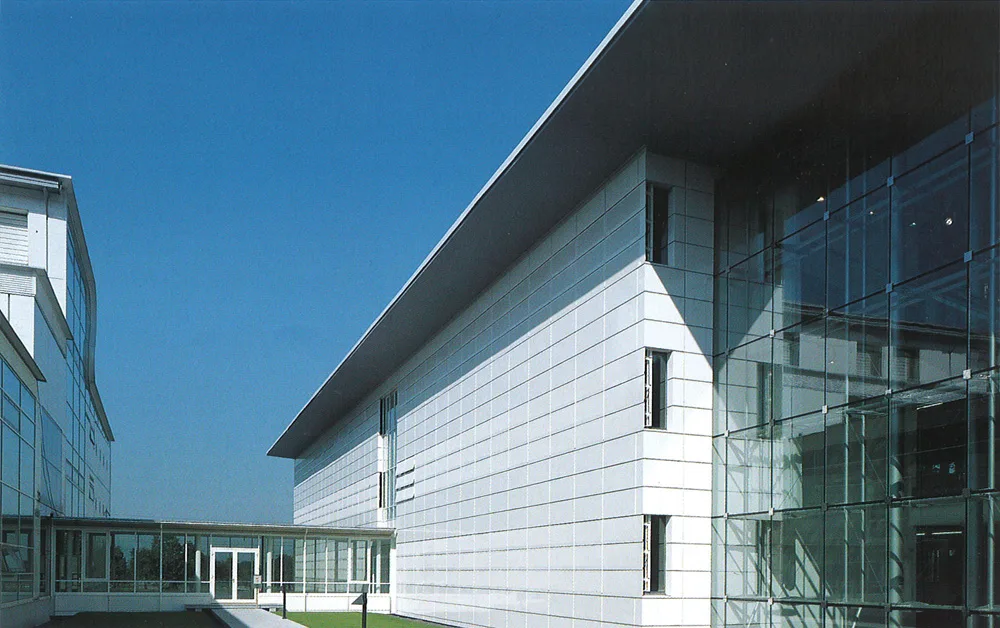 02grabnergislebrecht-media-fassade-zu-paul-ott