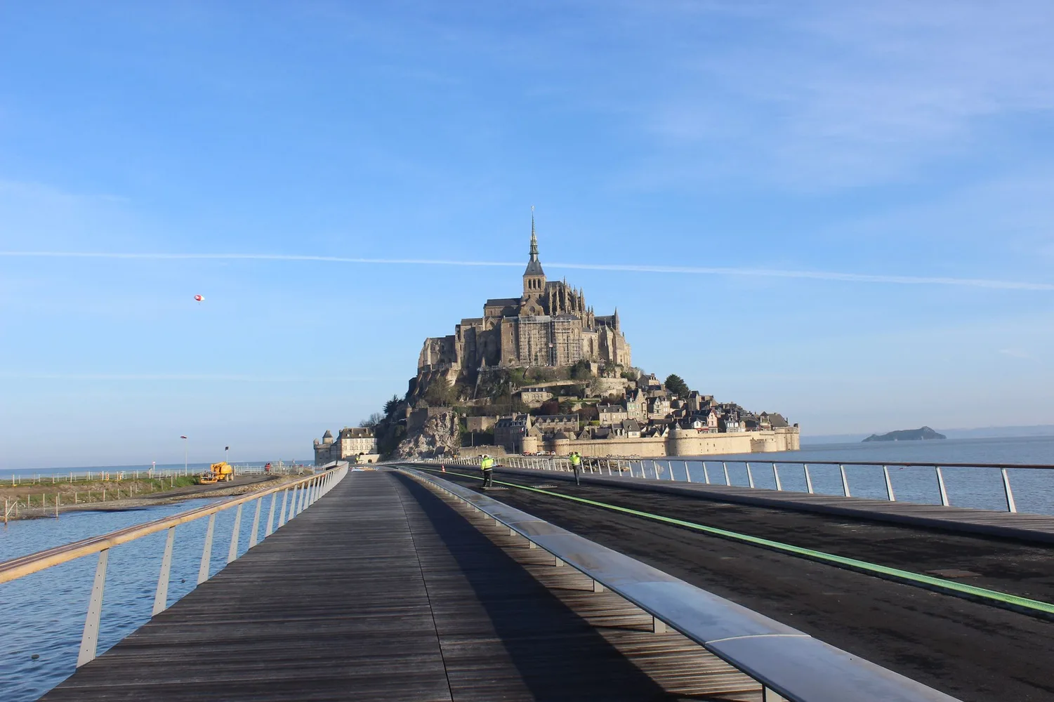 © Mathias Neveling Der Steg zum Mont Saint Michel