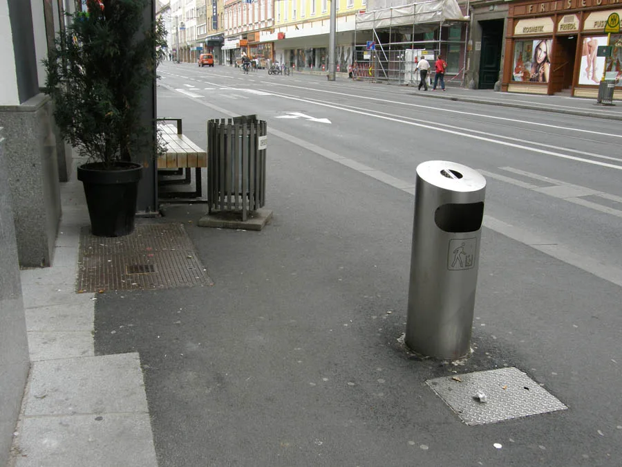 Behinderung durch Mistkübel