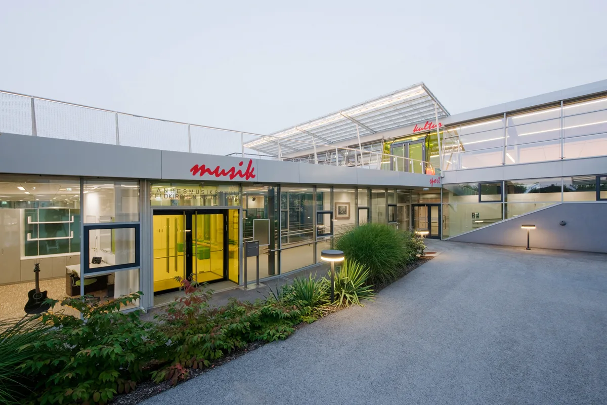 © Hertha Hurnaus feldkirchen_eingang_musikschule_turnhallen_kulturzentrum.jpg