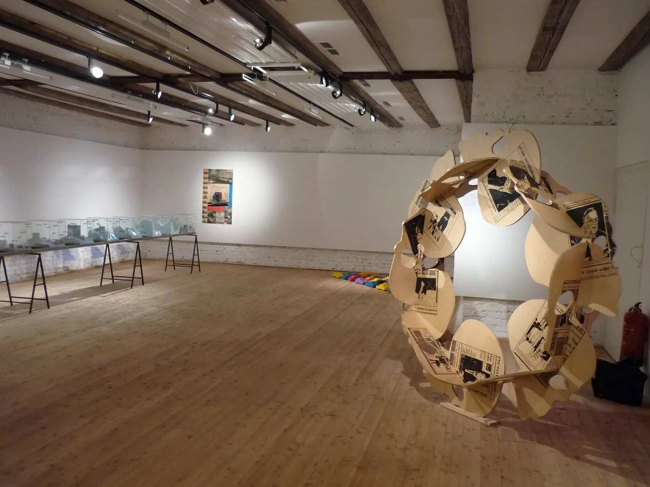 Ausstellungsansicht, rechts vorne: Still/Leben, 1994