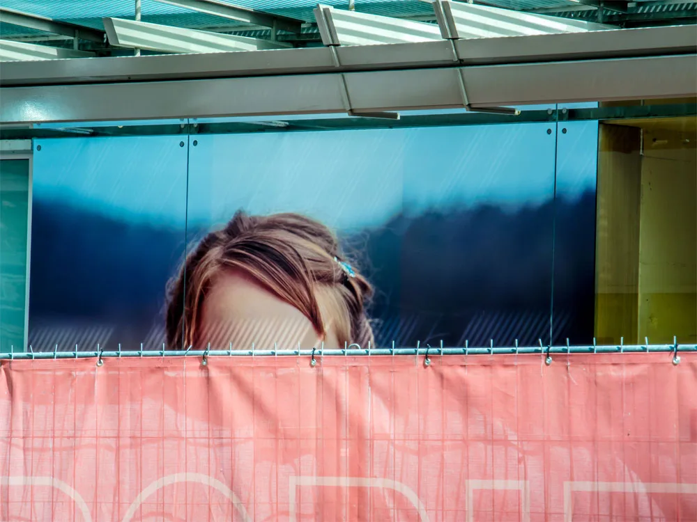 Hinter dem Bauzaun