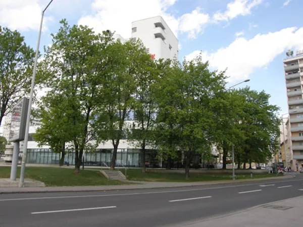 3-_gurtelturm_neu_mit_erhaltenem_park_sitzgarten.jpg