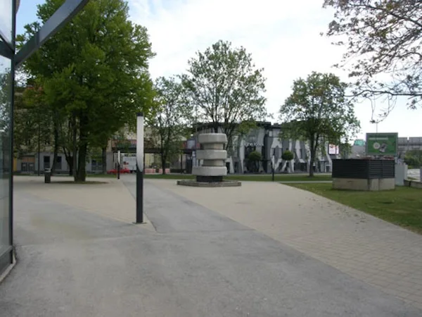 5-_vorplatz_mit_brunnen.jpg