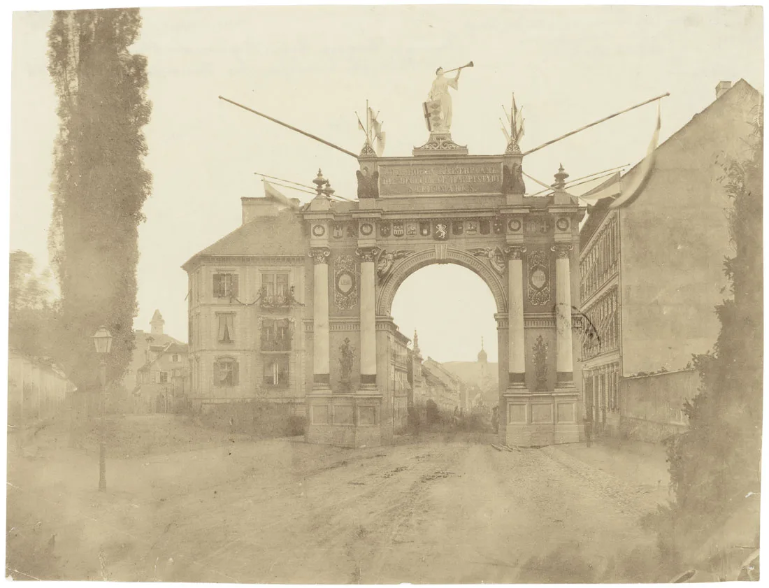 1-triumphbogen-annenstrasse.jpg