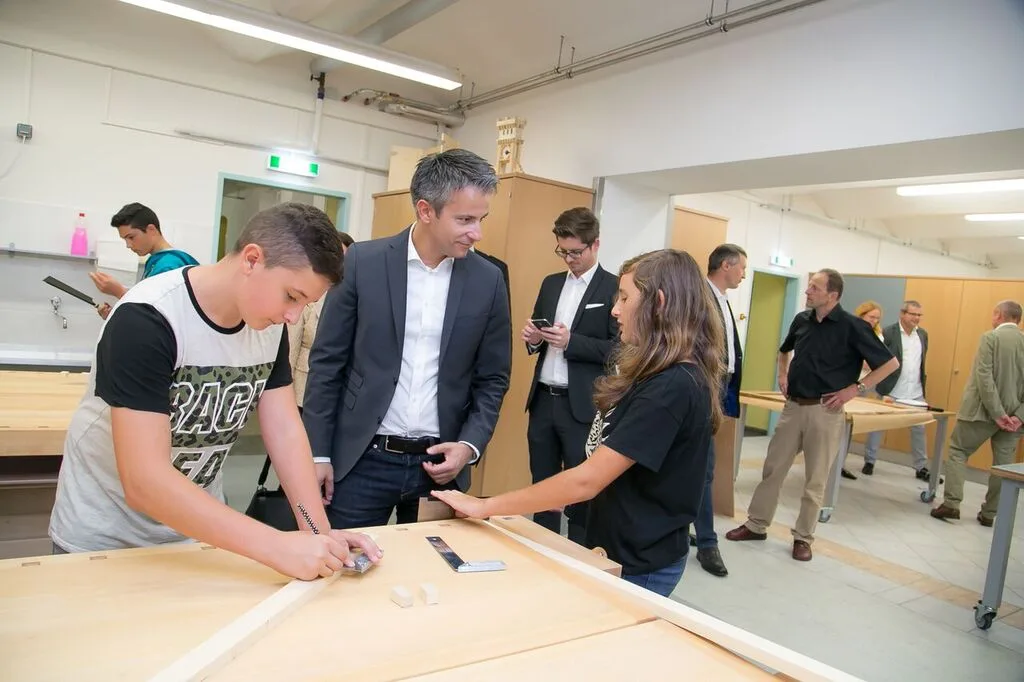 Stadtrat Kurt Hohensinner in der Holzwerkstätte,