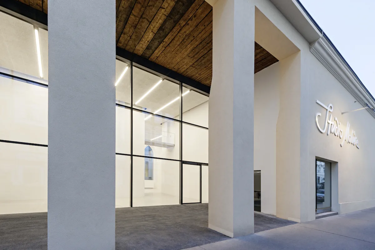 08_dfa_hurnaus_studio_moliere_entry.jpg