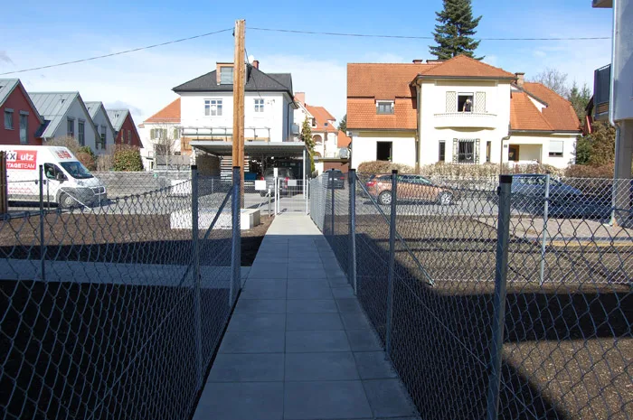 4_zugang_durch_zaunallee.jpg