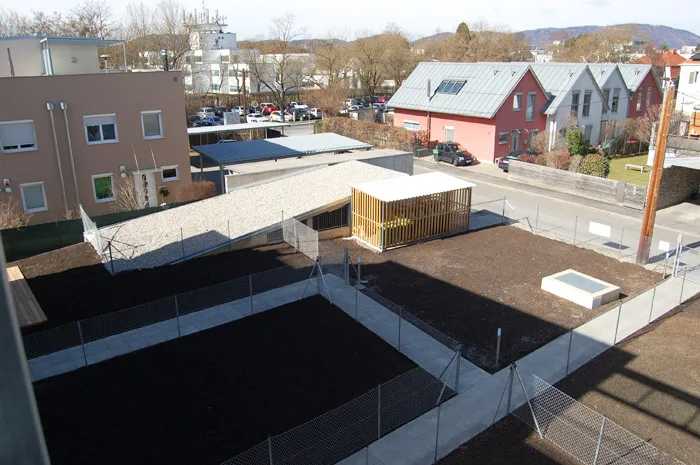 6_blick_von_oben_zaune_und_hutten.jpg