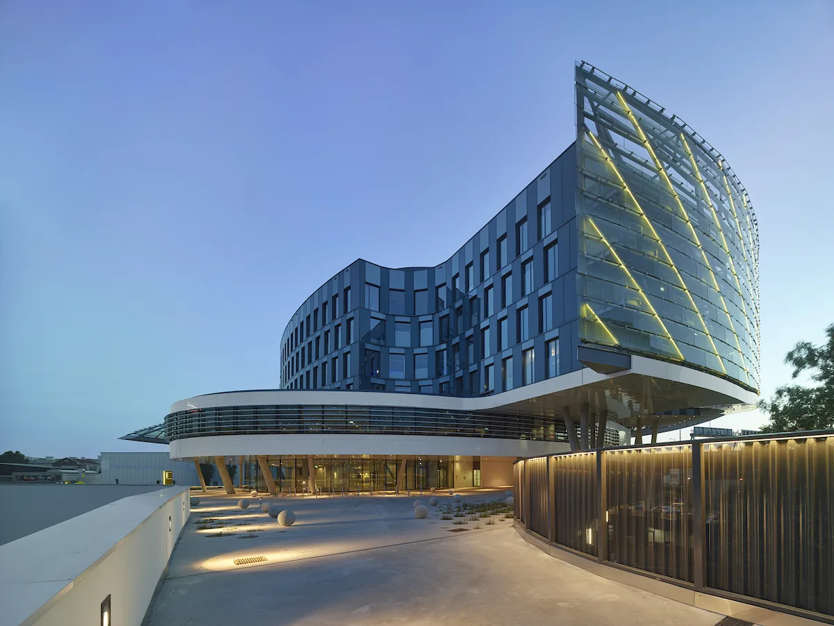 © Roland Halbe ansicht_nordost_c_pichler_traupmann_architekten_foto._roland_halbe.jpg