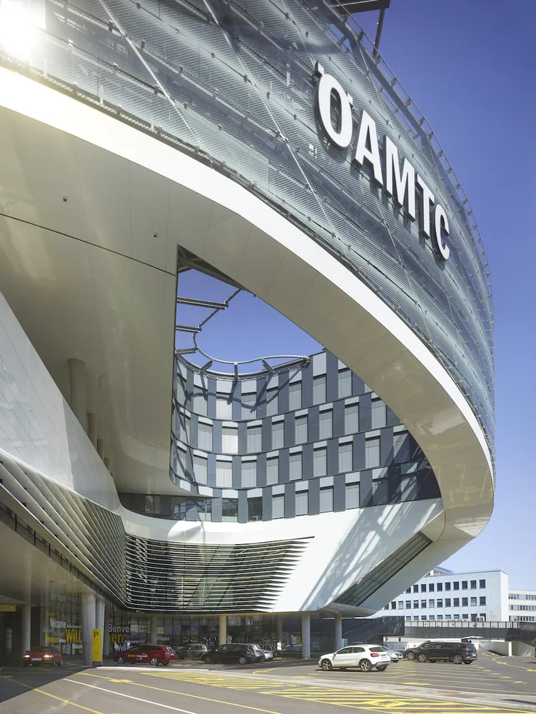 © Roland Halbe zugang_sudwest_c_pichler_traupmann_architekten_foto._roland_halbe.jpg