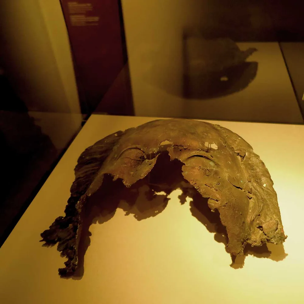 6_mariensaule-gesichtsfragment-nach-dem-anschlag.jpg