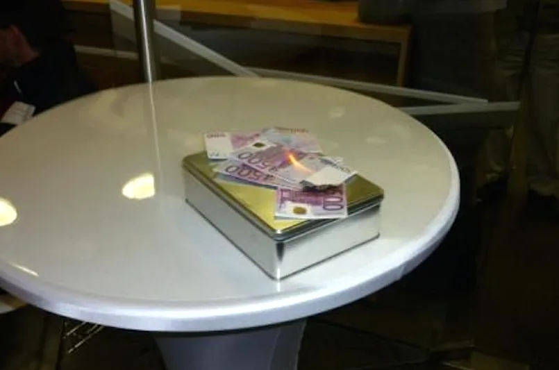 © Wenzel Mraček geld_verbrennen_spontane_anonyme_installation_im_foyer.png