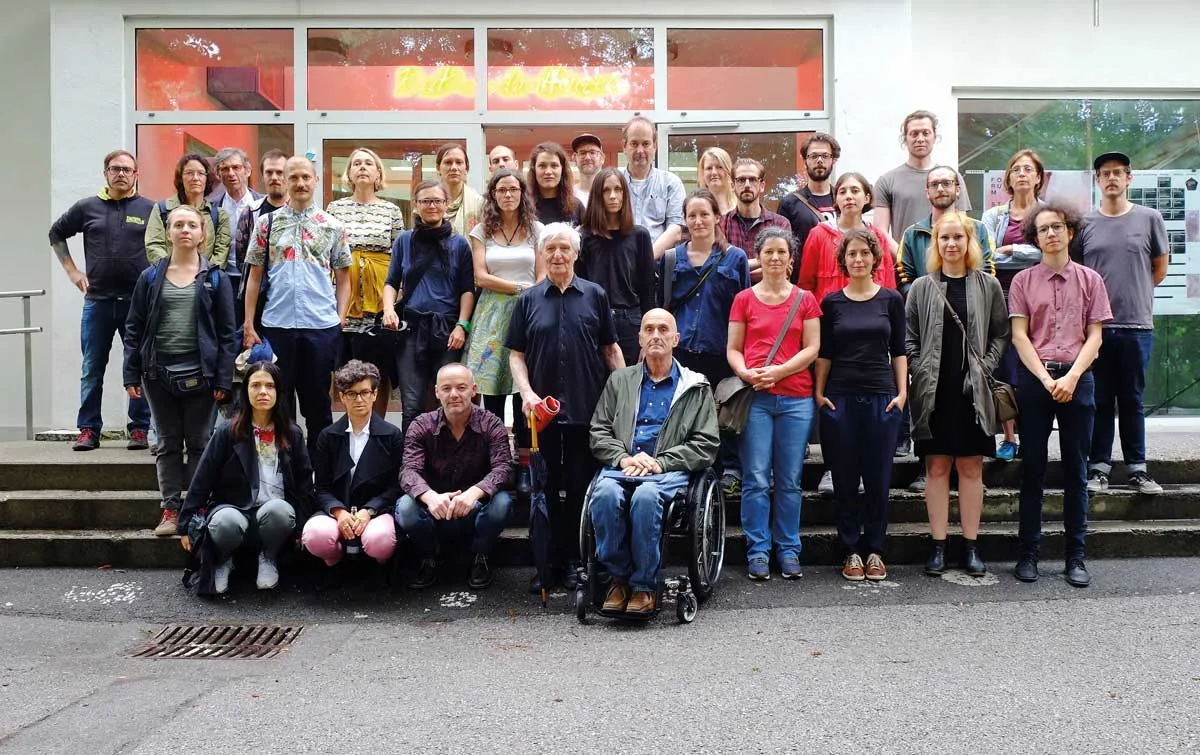 12-vor-dem-forum_2018_c_w.temmel_a.katz_.jpg