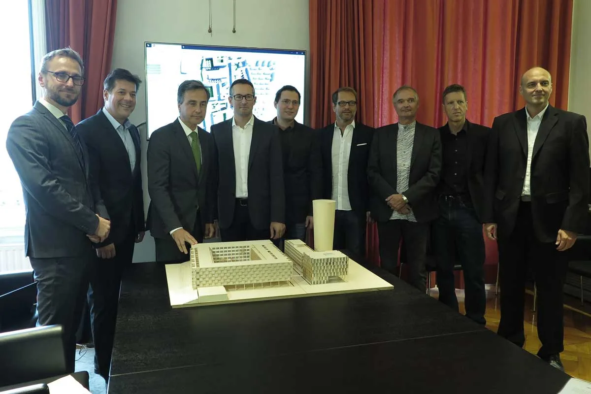 8_bm_nagl_di_inningerstadtplanungsamt_di_werle_stadtbaudirektion_mit_architekten_und_investoren_bei_der_pk_-_foto_e.gruber.jpg