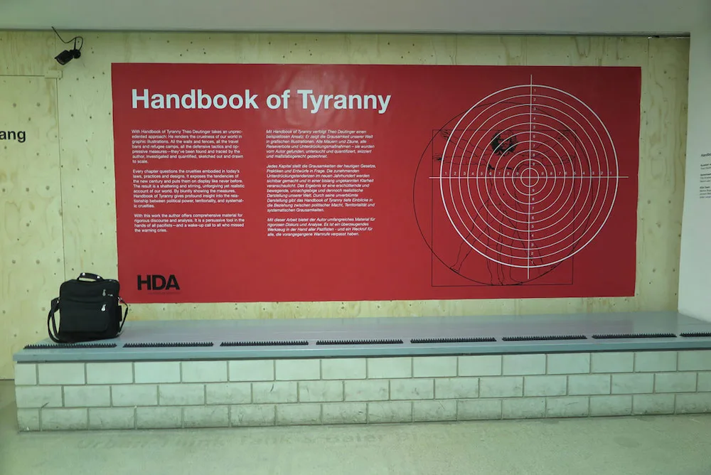 © Emil Gruber 2_handbook-of-tyranny-ausstellungsansicht_eingang.jpg