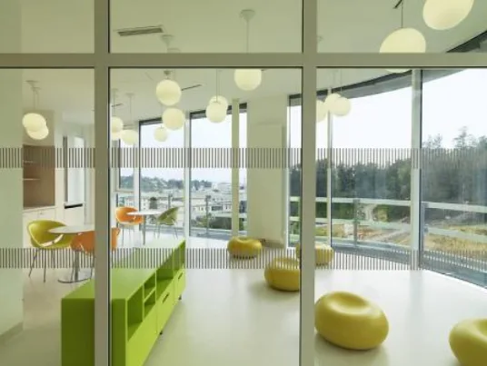 pflegestation_west_aufenthaltraum._planung_ederer_haghirian_architekten_graz._foto_paul_ott.png