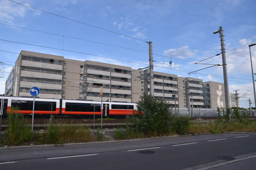 05_westfassade_zur_bahn.jpeg