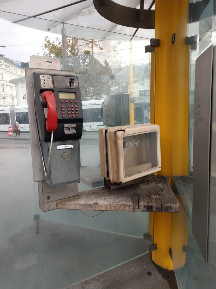bild_2_telefonzelle_mit_seltsamen_kasten_am_jako.jpg