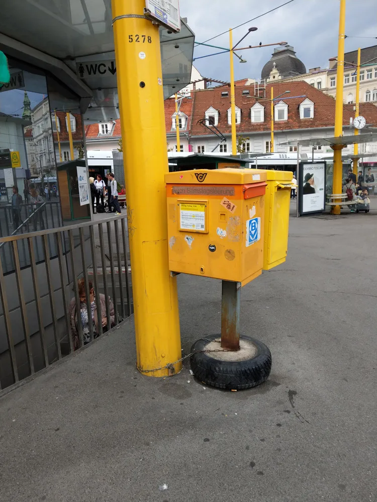 bild_3_angekettete_briefkasten_am_jako.jpg