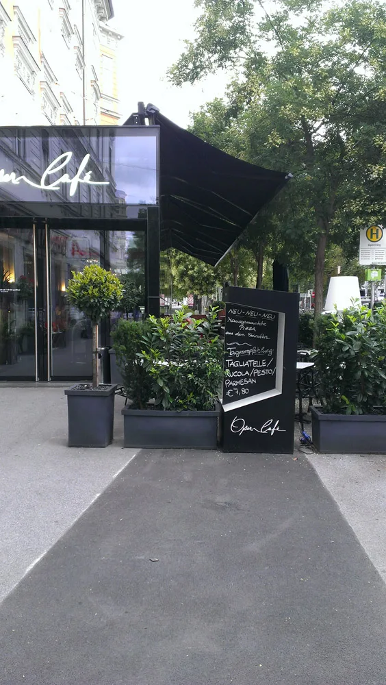 © Elisabeth Kabelis-Lechner 3_operncafe.jpg