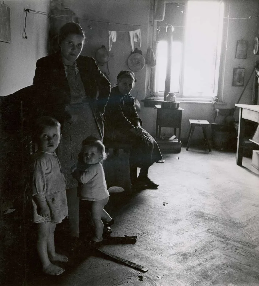 1_im-fluchtlingslager-hotel-europa-in-salzburg-1948-c-photoinstitut-bonartes-wien.jpg