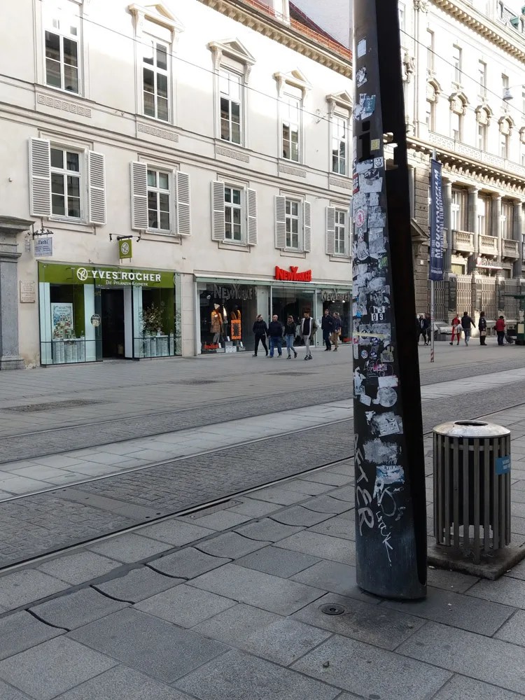 bild_2_herrengasse_16_stele_vor_touristeninformationszentrum_.jpeg