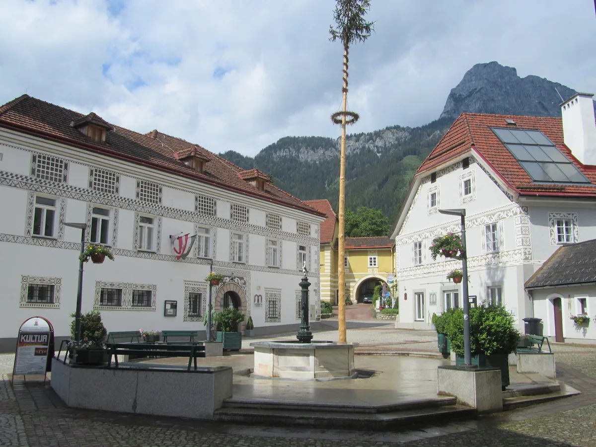 bergmannsplatz_eisenerz_mit_altem_rathaus.jpeg