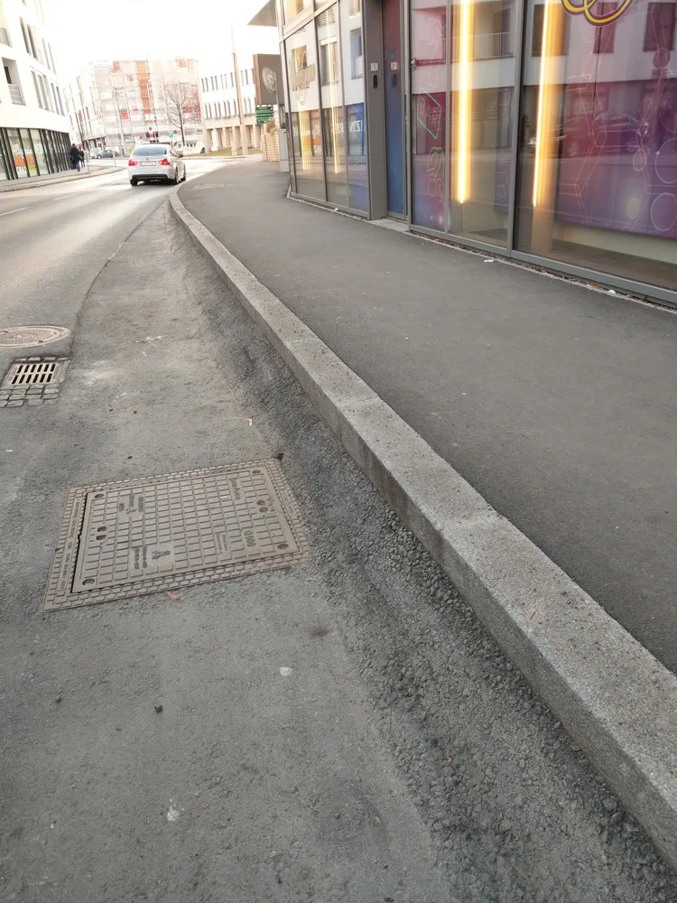 bild_4_hoher_gehsteig.jpeg
