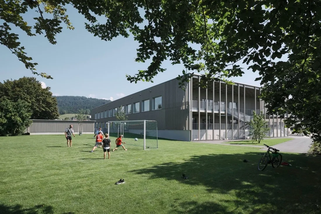 07_blick_ueber_den_sportplatz_zur_volksschule_schreyer.jpg