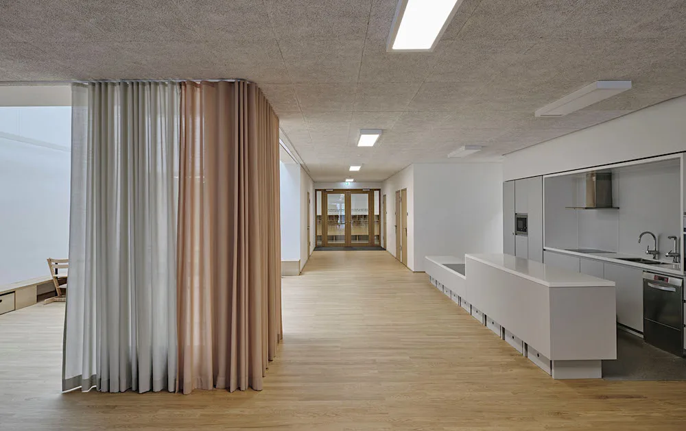 21_blick_vom_speiseraum_des_kindergartens_zur_garderobe_david-schreyer.jpg