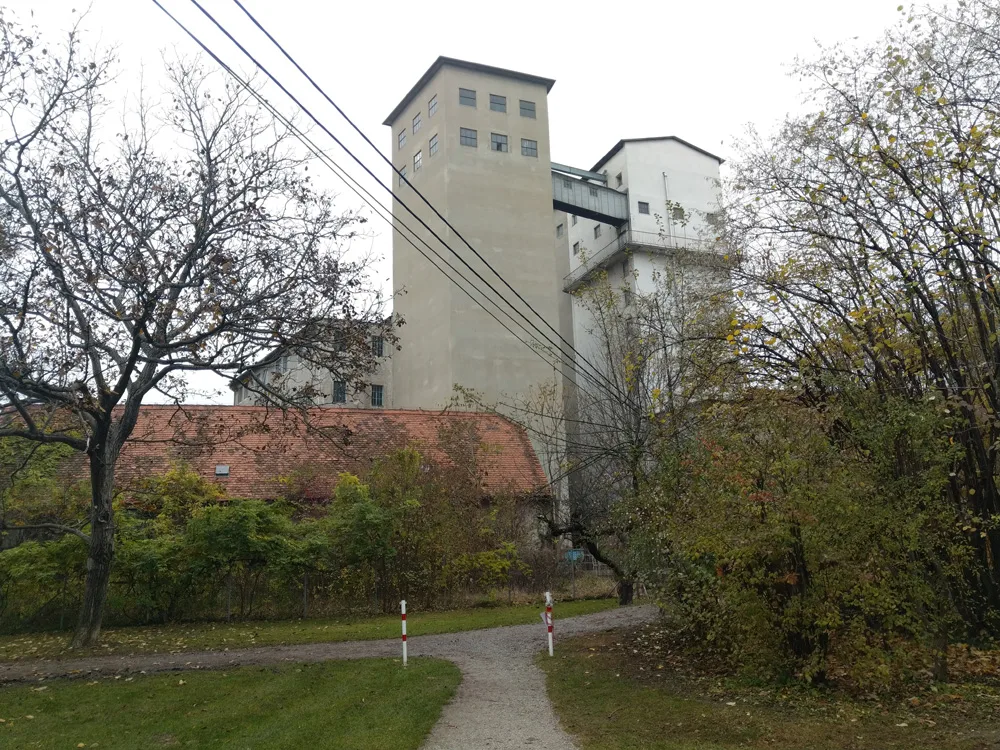 5_muehle_mit_silos_blick_vom_oeverseepark.jpeg