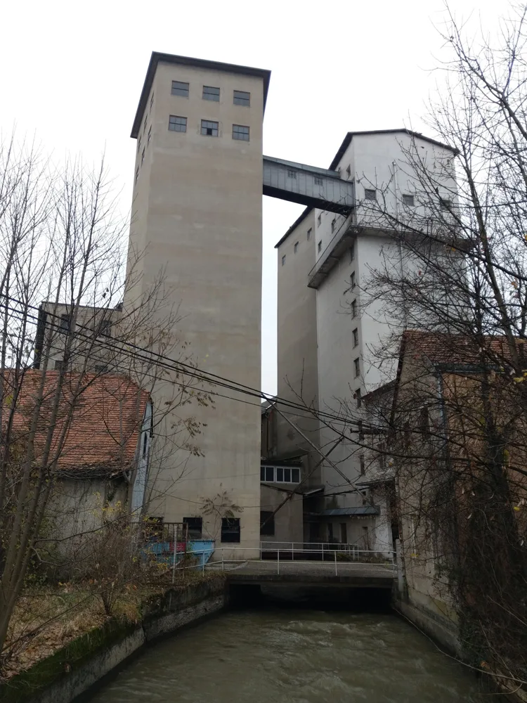 6_silos_mit_durchfliessendem_muehlgang.jpeg