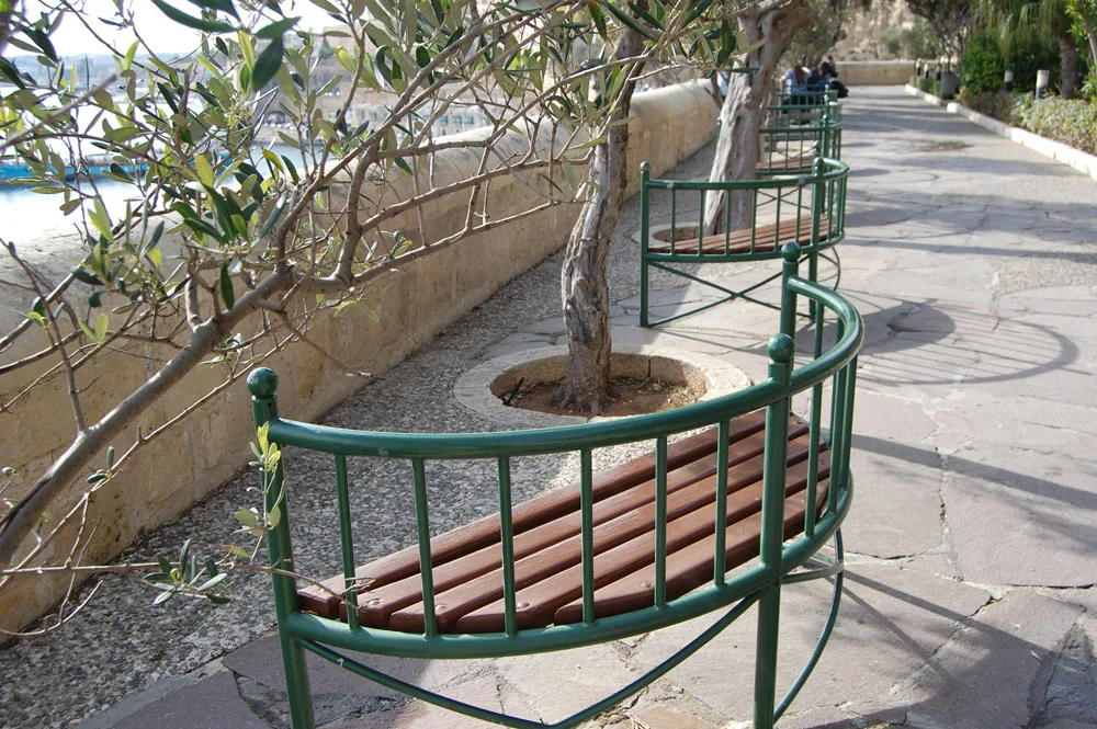 bild_2_bank_in_den_lower_barrakka_gardens_valetta.jpg