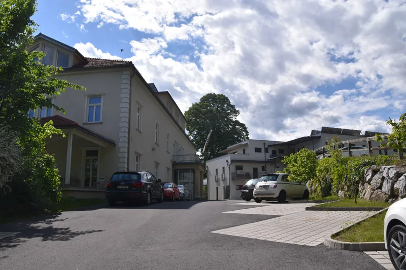 bild_1_ausgebaute_villa_als_firmensitz_und_neubauwohnanlage_mit_ueppigem_parkplatzangebot.jpg