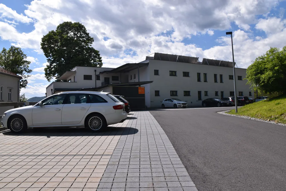 bild_3_obere_erschliessungsstrasse_mit_parkplatz-_frueher_war_hier_schwimmbad_tischtennisplatz_und_alte_baeume.jpg