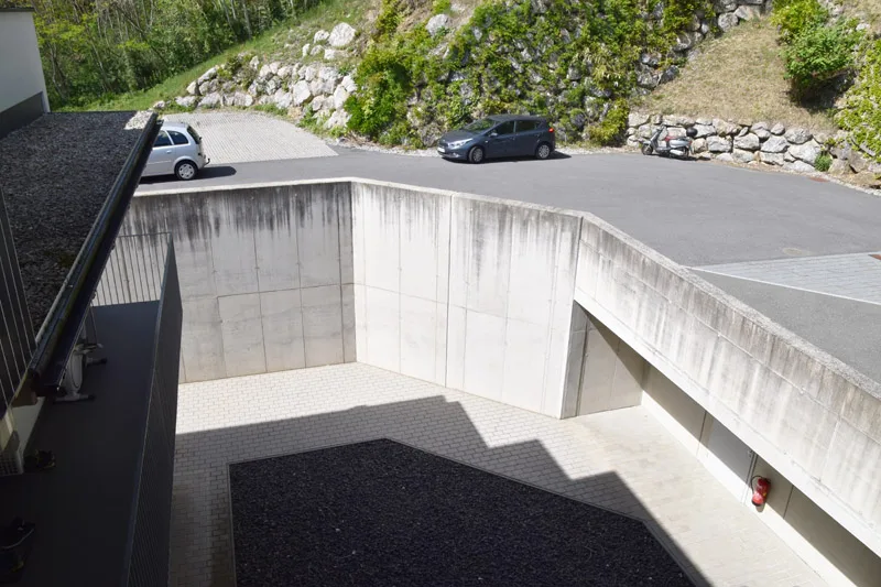 bild_6_charme_des_atriums_am_ende_der_zufahrt_das_ferstlhaus.jpg