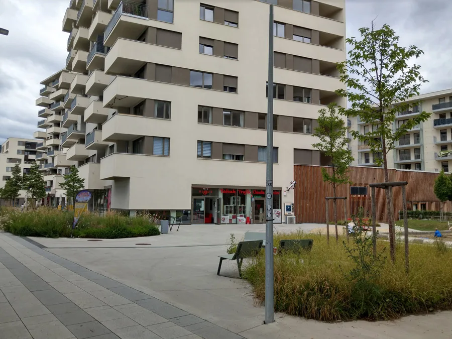 bild_3_boulevard_und_geschaefte_in_eg-zone_.jpg