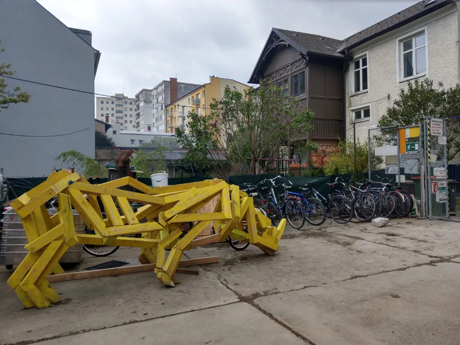 bild_5_skulptur_im_hof.jpeg
