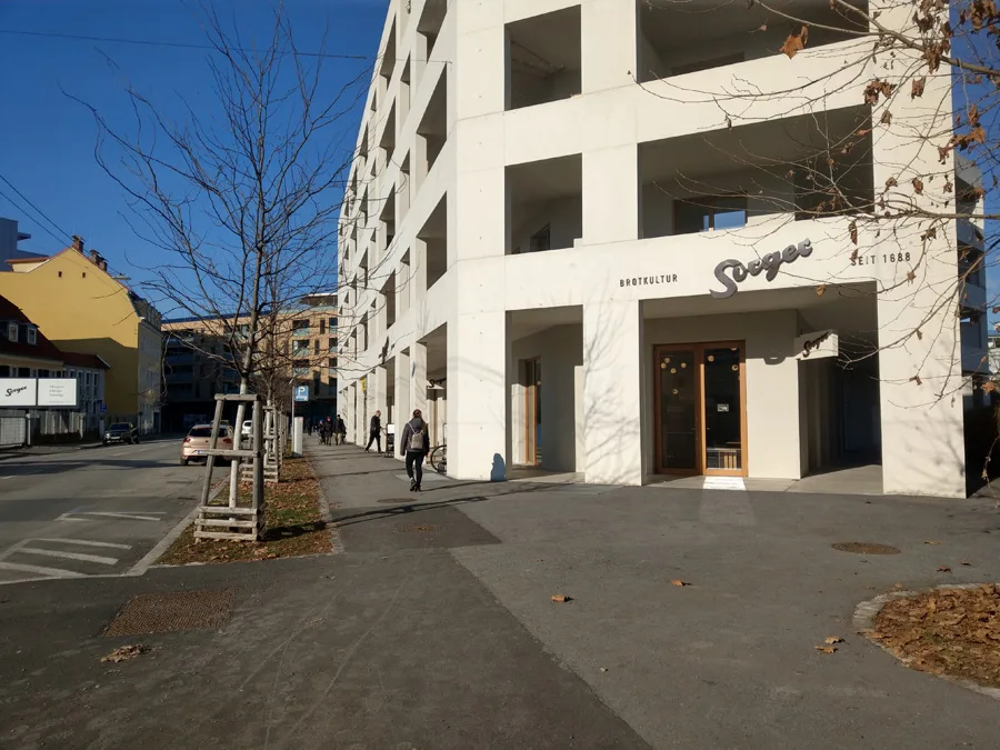 © Elisabeth Kabelis-Lechner 1_wiener_strasse_prinzessin_veranda_mit_kleinem_vorplatz_und_allee.jpg