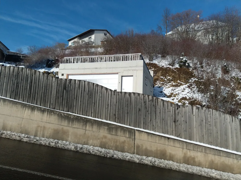 bild_3_monstroese_stuetzmauer_und_neuer_halbfertiger_rohbau.jpg