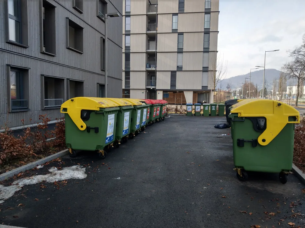 bild_2_wohnungen_blicken_auf_muellplatz.jpg