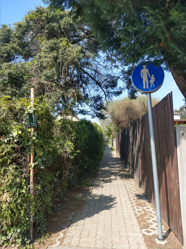 einer_der_fusswege_durch_die_siedlung_.jpg