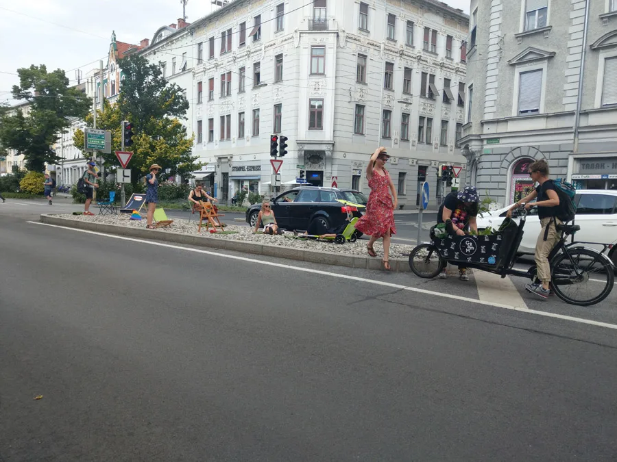 bild_2_szenische_intervention_verkehrsinseln_griesplatz-karlauerstrasse_aufbau.jpg