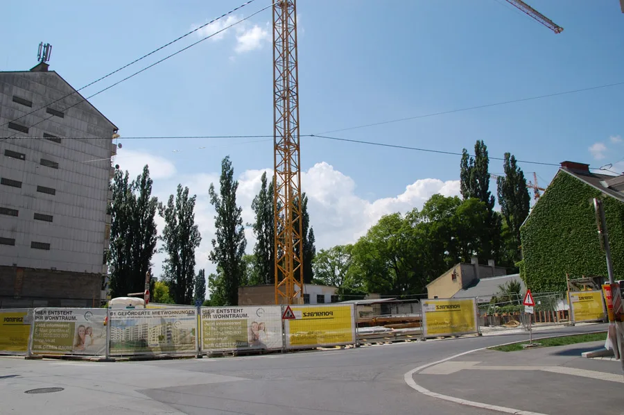 bild_2_abbruch_ban-_gebaeude_mit_blick_auf_den_josef-huber-park.jpg