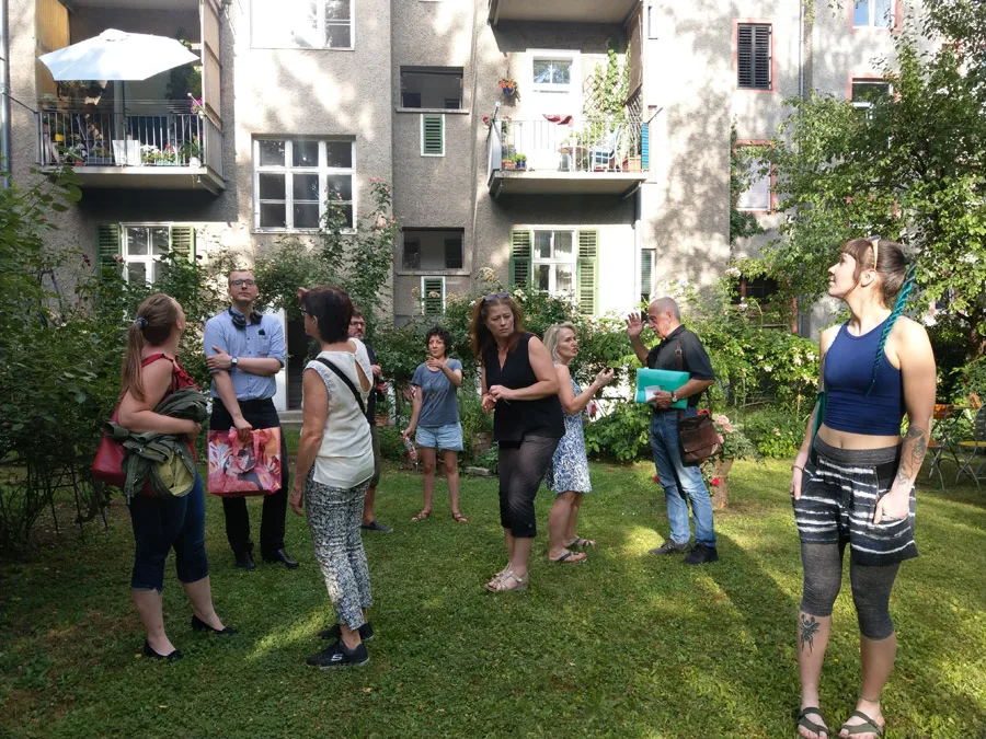 © Elisabeth Kabelis-Lechner bild_3_aktivistengruppe_im_hof_kindermanngasse_36.jpg