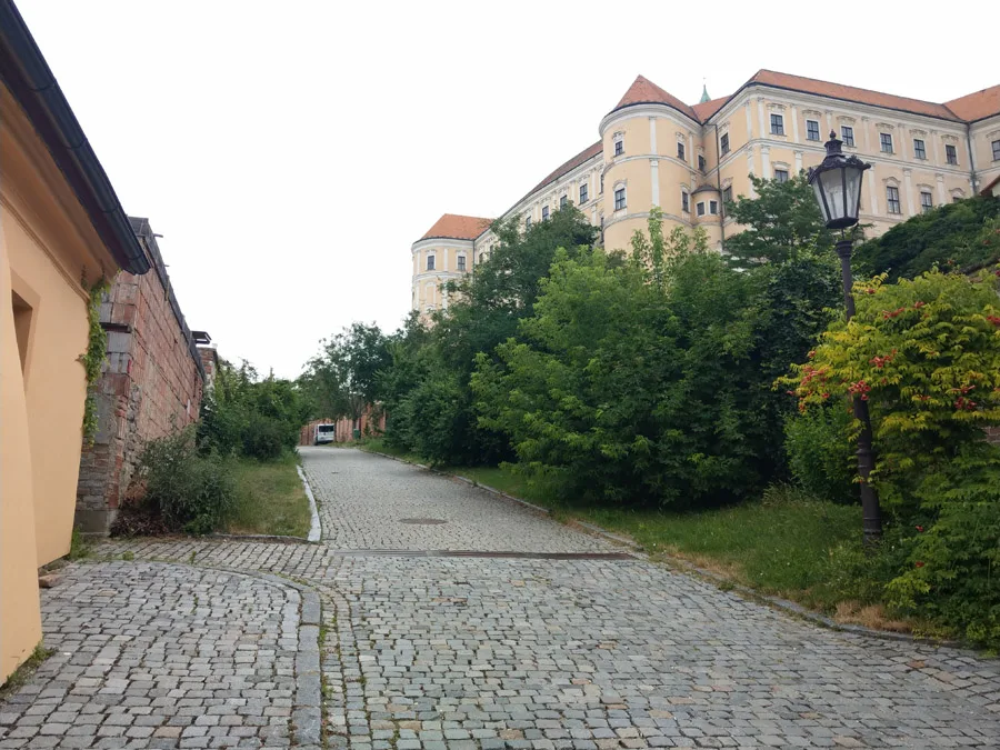 2-rundgang_um_schloss.jpg